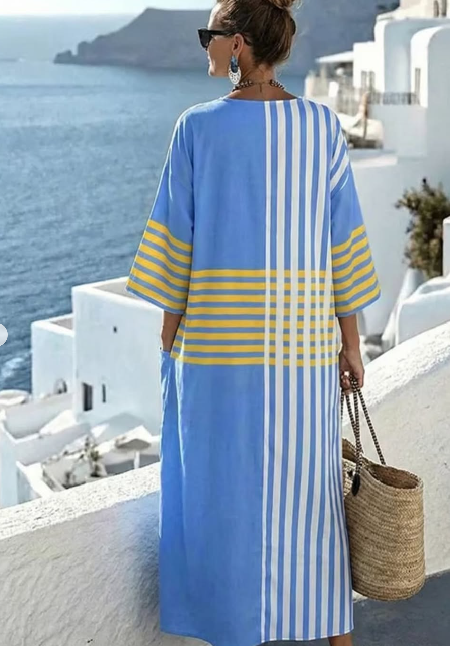 Ta damska sukienka w kolorze niebieskim z dekoltem w serek wyróżnia się kraciastym wzorem, który nadaje jej eleganckiego i wyrafinowanego wyglądu.