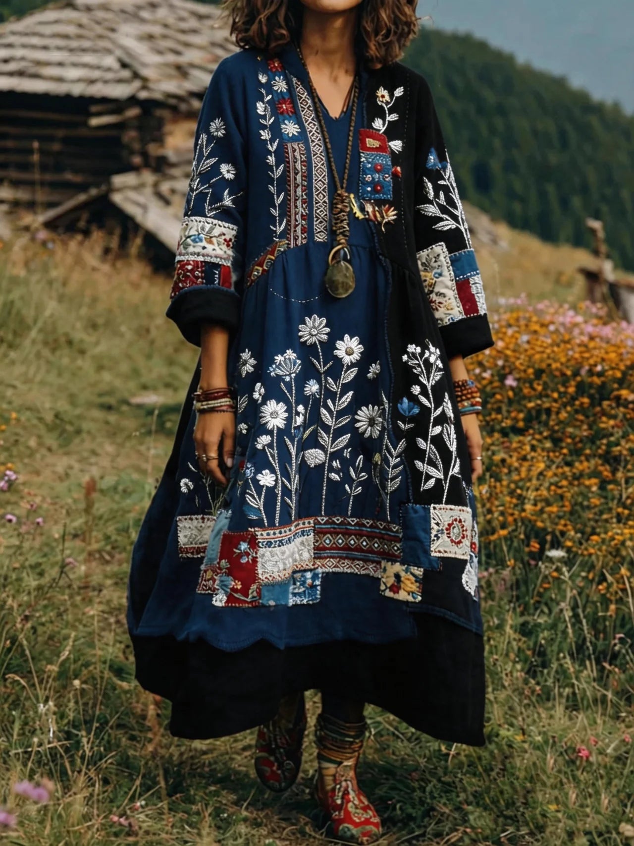 Ta luźna, wygodna, wielokolorowa sukienka w bloki kolorystyczne jest elegancka i swobodna, ozdobiona kwiatowym nadrukiem i wyposażona w dekolt w serek.