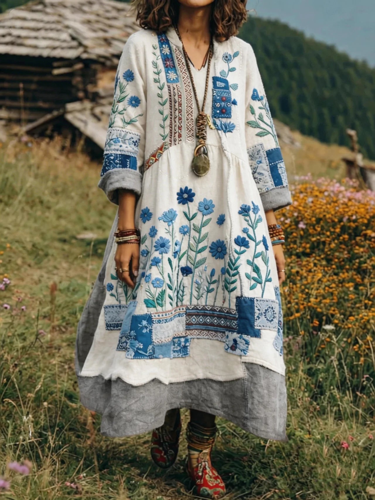Ta luźna, wygodna, wielokolorowa sukienka w bloki kolorystyczne jest elegancka i swobodna, ozdobiona kwiatowym nadrukiem i wyposażona w dekolt w serek.