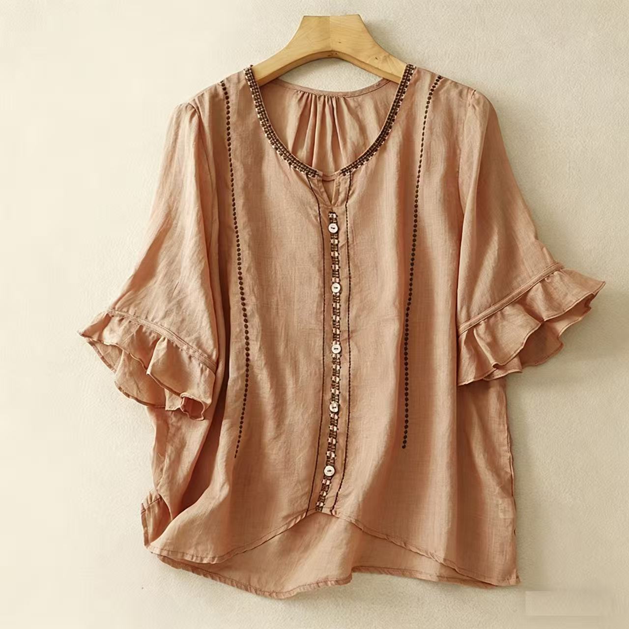 Ta koszula w stylu retro wykonana jest z wysokiej jakości bawełny i lnu. Ma falbaniaste rękawy, dzięki czemu jest zarówno elegancka, jak i uniwersalna.