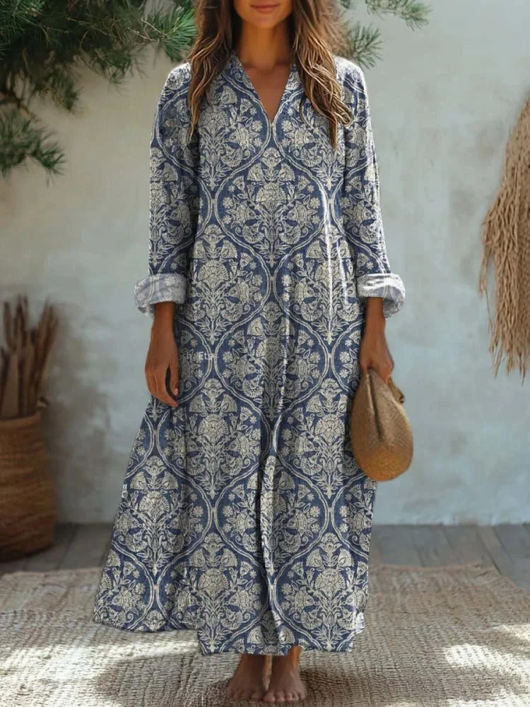 Elegancka sukienka vintage w kolorze niebieskim z kwiatowym nadrukiem i dekoltem w serek