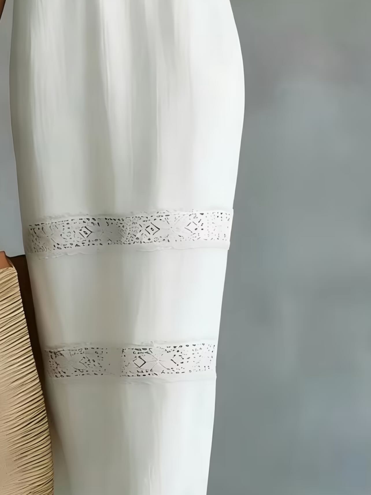 Elegancka sukienka wakacyjna damska z koronkowym wykończeniem w jednolitym kolorze, bez rękawów