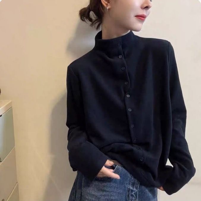 Elegancki i wygodny, monochromatyczny wełniany top z wysokim kołnierzem i ozdobnymi guzikami.