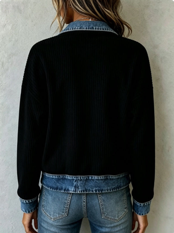Patchworkowy sweter z jeansu ma jednolity kolor, dzięki czemu nadaje mu swobodny i niezobowiązujący charakter.