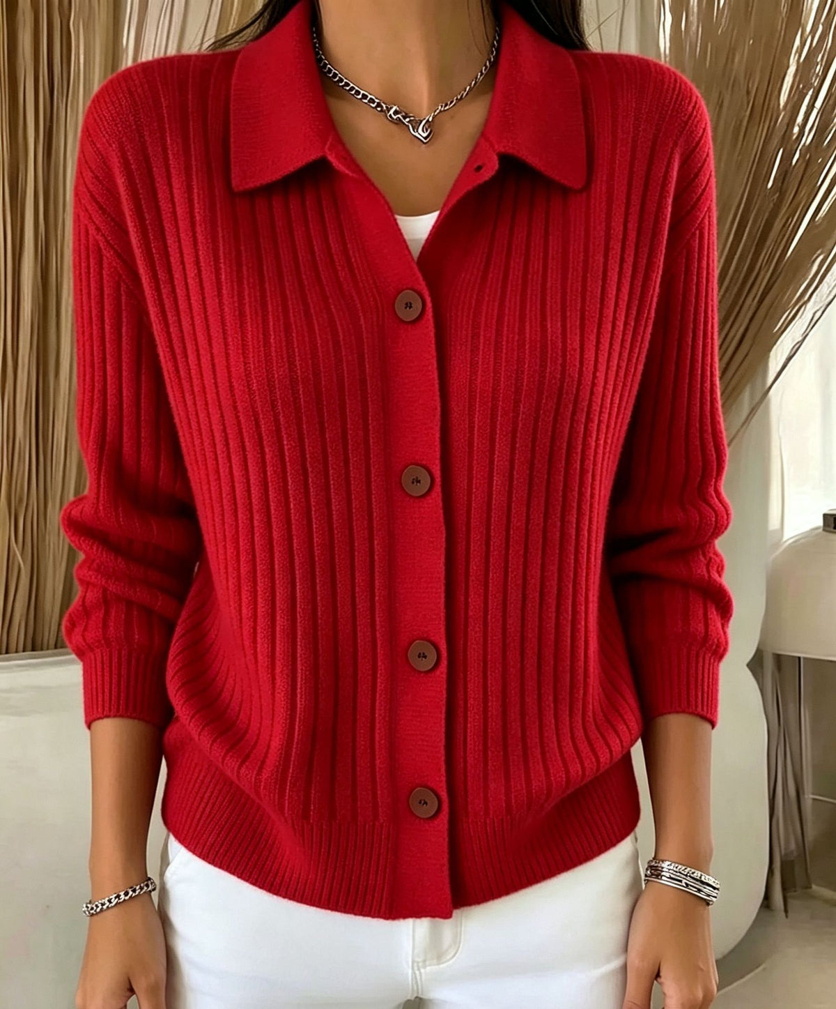 Ten dzianinowy sweter z kołnierzykiem ozdobiony jest pionowymi paskami, przez co jest prosty, elegancki i stylowy.
