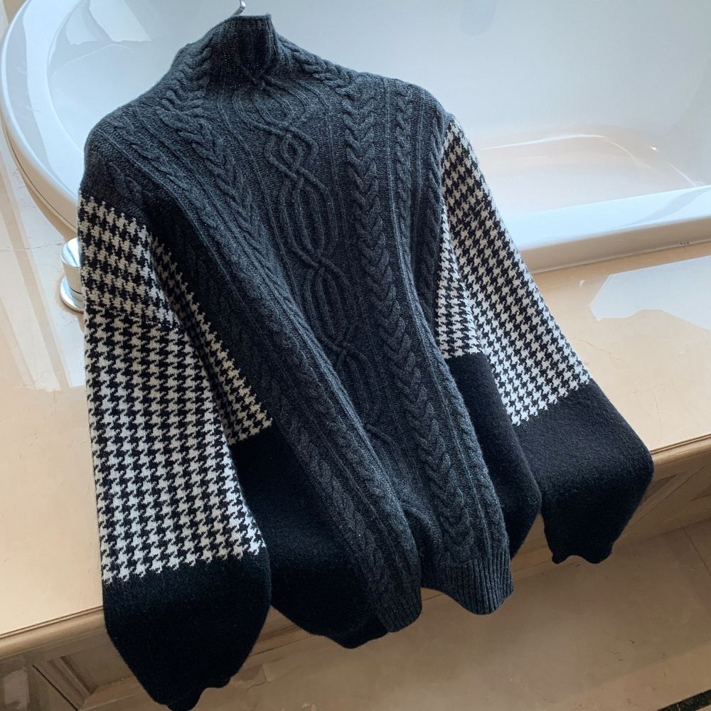 Elegancki i wygodny sweter z golfem w czarno-szarą pepitkę i kratę