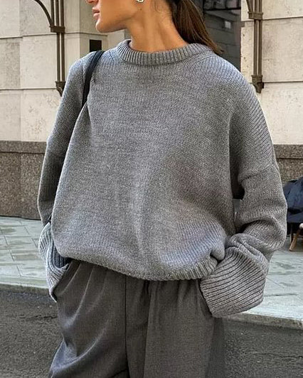 Elegancki i wygodny sweter z okrągłym dekoltem, luźnym krojem, dostępny w różnych kolorach