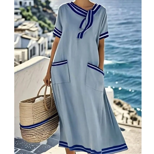 Elegancka i wygodna długa sukienka z niebieskiego materiału w paski z bawełny i lnu z muszką i kieszeniami