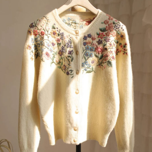 Elegancki i wygodny, beżowy sweter kardigan w stylu retro z haftowanym wzorem kwiatowym