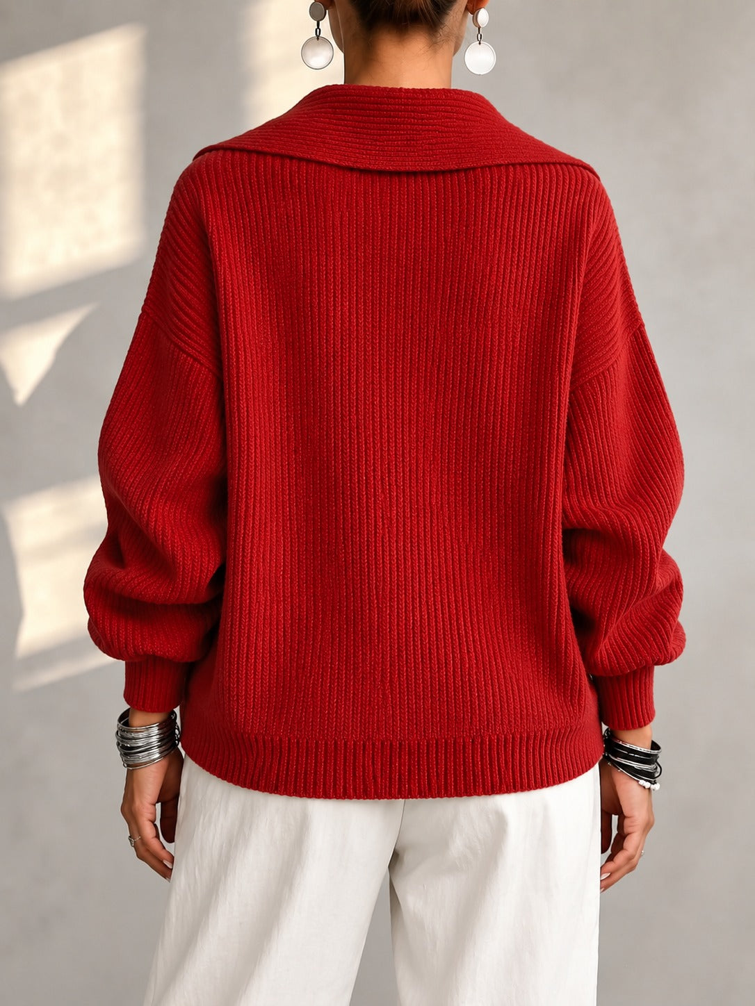Jednokolorowy sweter z kołnierzykiem i podwójnym zamkiem to wyrafinowany i elegancki top.