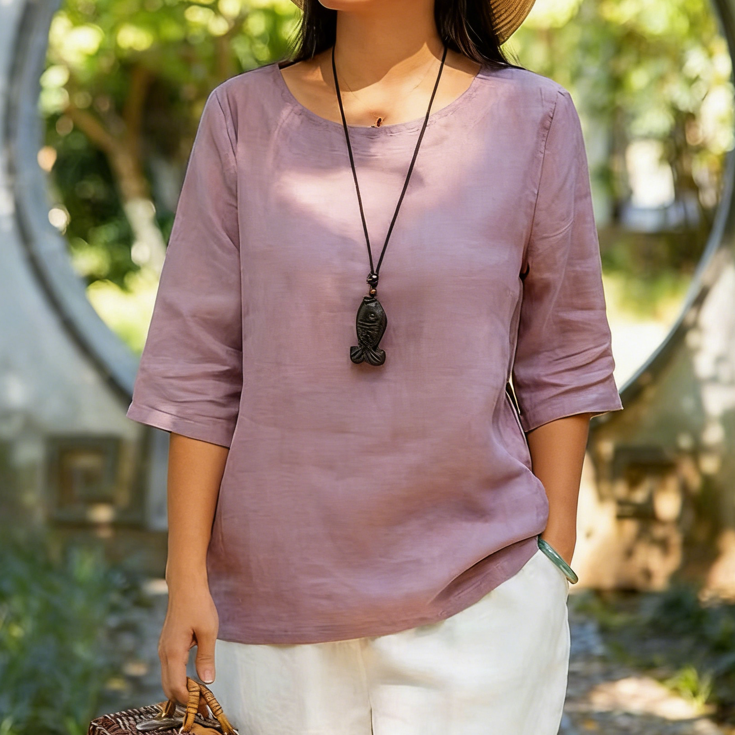 Elegancka, luźna i wygodna koszula z krótkim rękawem i okrągłym dekoltem w jednolitym kolorze