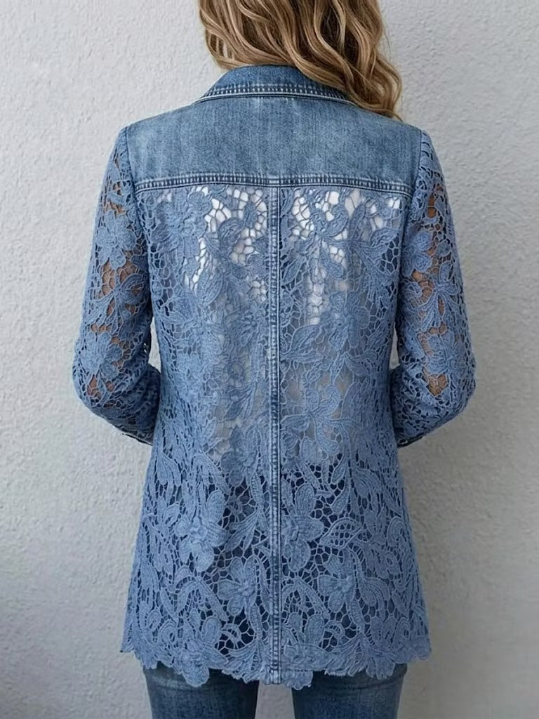 Ten retro niebieski kardigan z dżinsu, ozdobiony kwiatowym wzorem, jest jednocześnie wyszczuplający i elegancki.