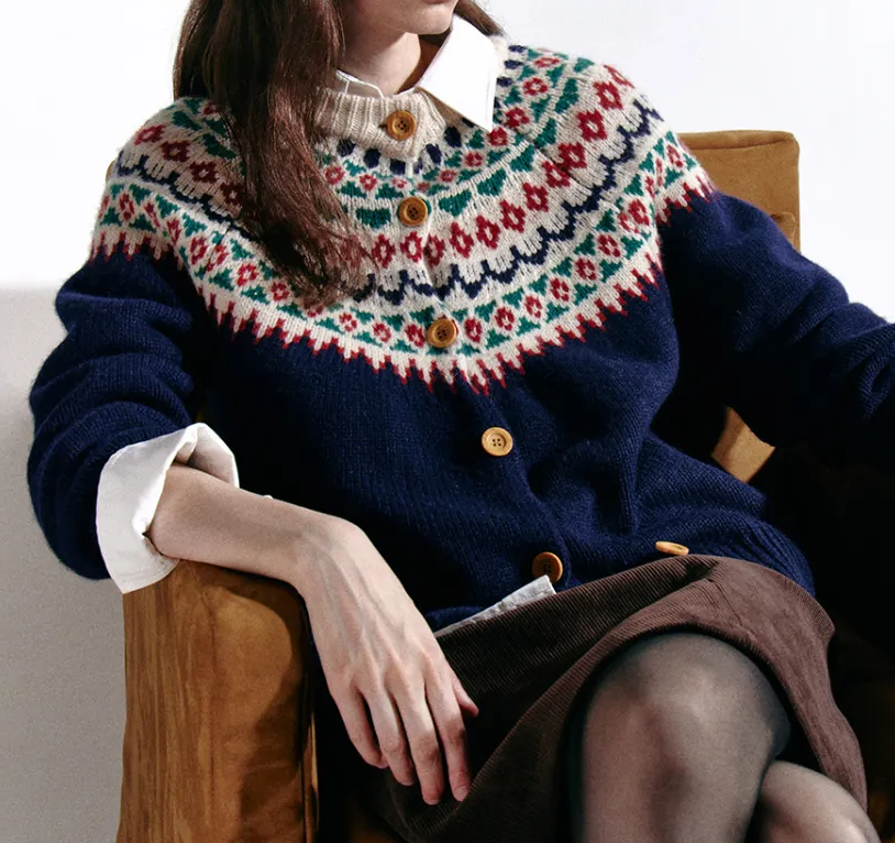 Luźny i wygodny niebieski kardigan z geometrycznym wzorem w stylu retro i zapięciem na guziki