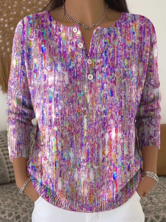 Elegancki i wygodny sweter w kolorze fioletowego melanżu z lekko otwartym dekoltem i zapięciem na guziki