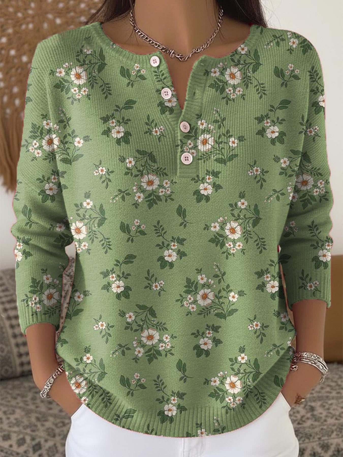 Elegancki i wygodny sweter w kolorze matcha green z półotwartym kołnierzykiem i kwiatowym wzorem