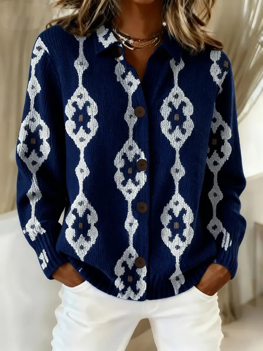 Elegancki i wygodny, ciemnoniebieski kardigan, ozdobiony kwiatowym wzorem w romby i ozdobnymi guzikami.