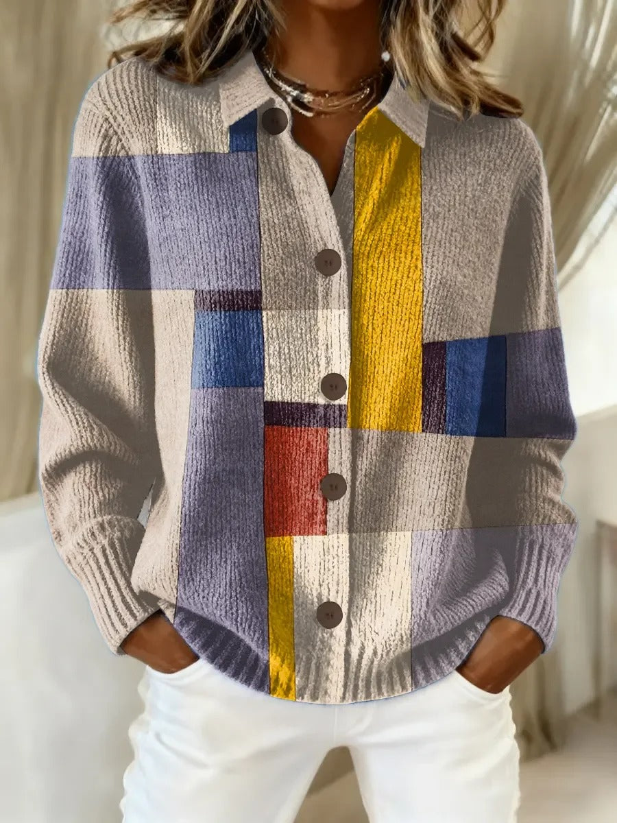 Elegancki i wygodny kardigan, ozdobiony kolorowym, geometrycznym wzorem w kratę i ozdobnymi guzikami.