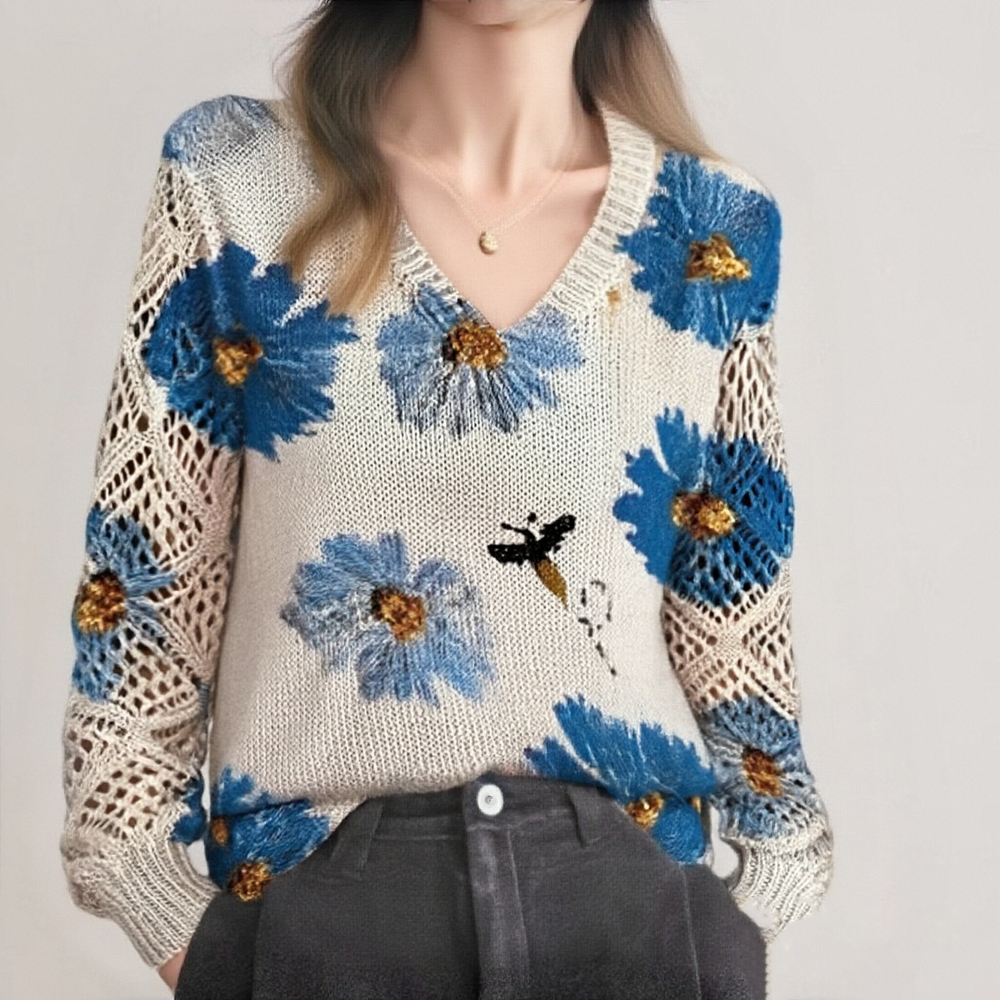 Elegancki i luksusowy top sweter dzianinowy w stylu boho z kwiatowym wzorem, dekoltem w serek, długimi rękawami i ażurowymi rękawami.