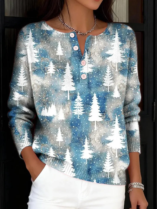 Elegancki i wygodny sweter w kolorze niebiesko-szarym, ozdobiony ładnym nadrukiem choinki, z częściowo otwartym dekoltem.