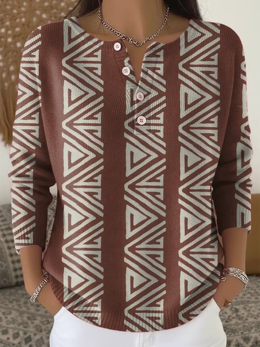 Elegancki i wygodny brązowy sweter, ozdobiony nieregularnym geometrycznym nadrukiem i półotwartym dekoltem.