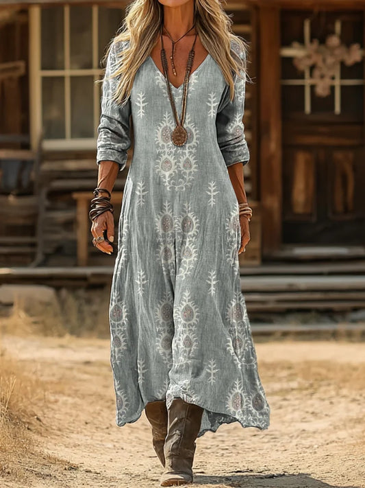 Elegancka i wygodna jasnoszara sukienka z dekoltem w serek ozdobiona minimalistycznym, białym nadrukiem kwiatowym.