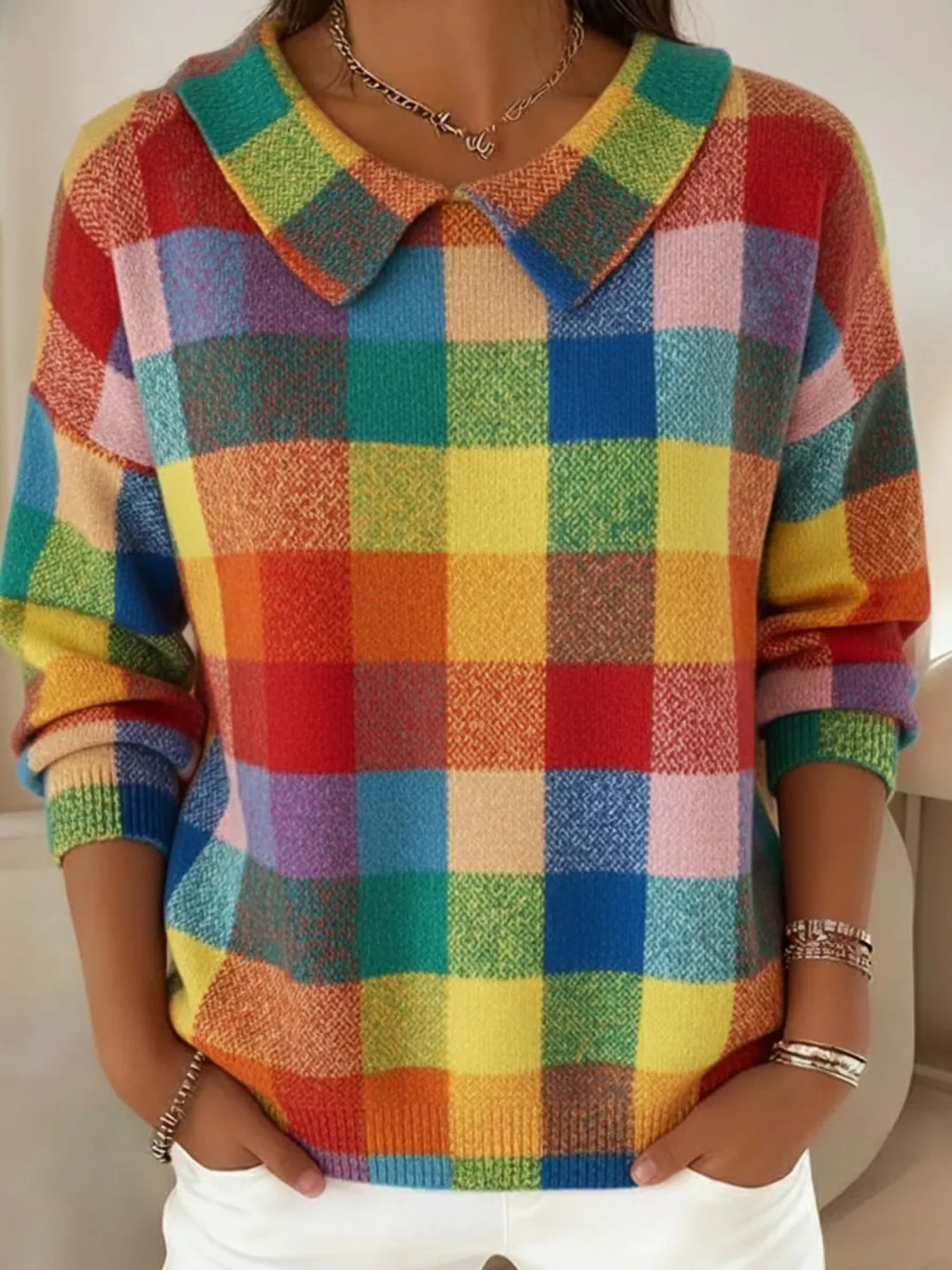 Ten elegancki, wygodny i miękki sweter wyróżnia się kolorowym wzorem w kratę, wykładanym kołnierzykiem i uniwersalnym fasonem.