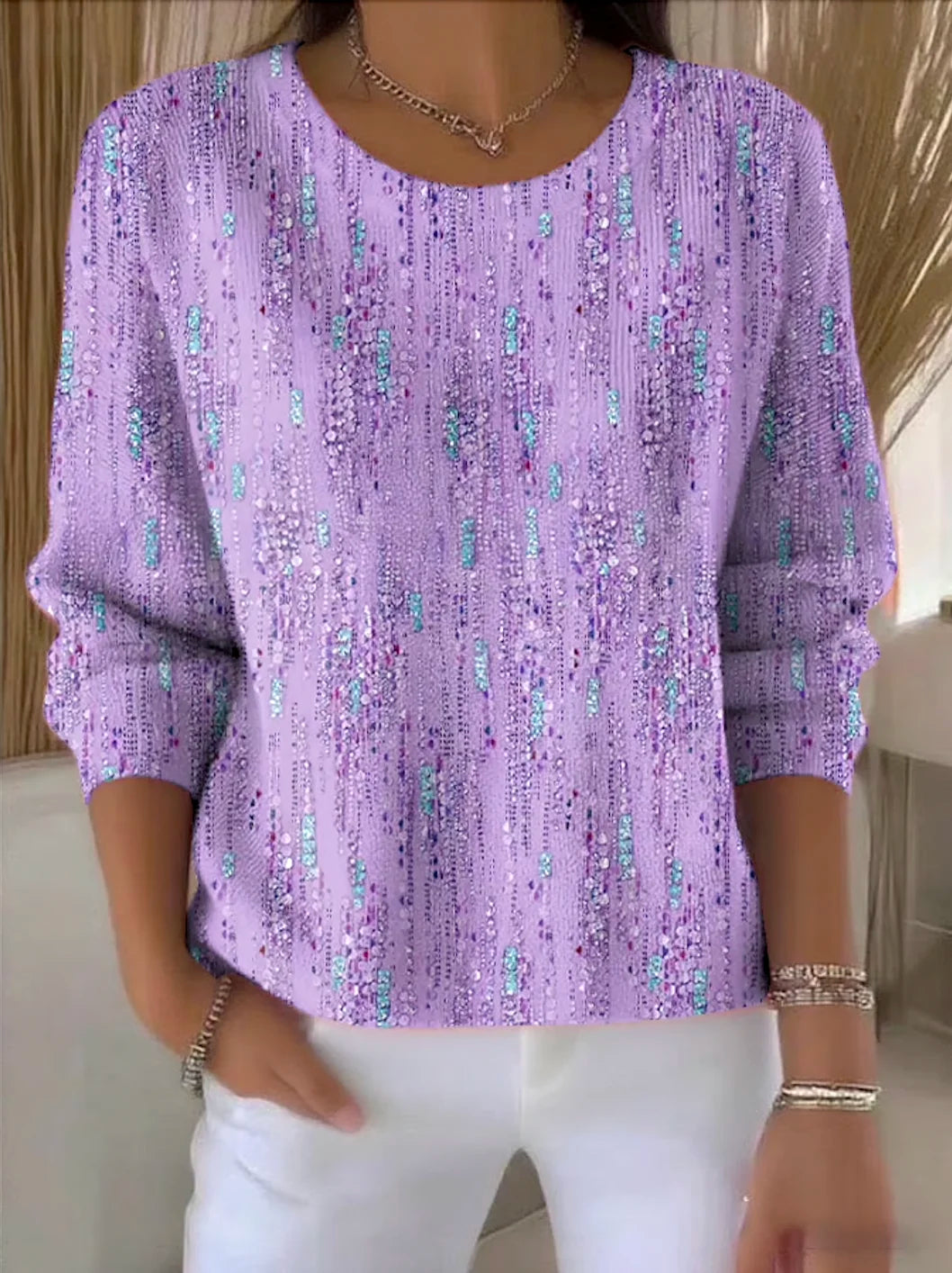 Elegancki i wygodny, kolorowy sweter z długim rękawem i okrągłym dekoltem.