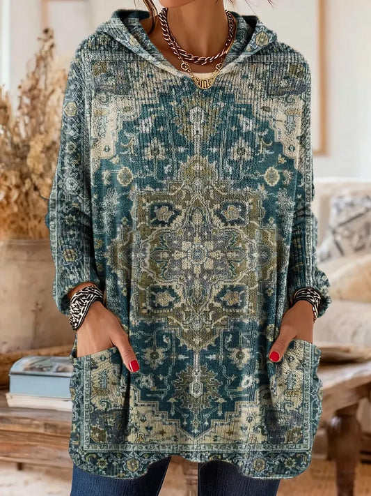 Elegancki i wygodny sweter kaszmirowy ozdobiony turkusowym, boho kwiatowym nadrukiem, z kapturem i kieszeniami.