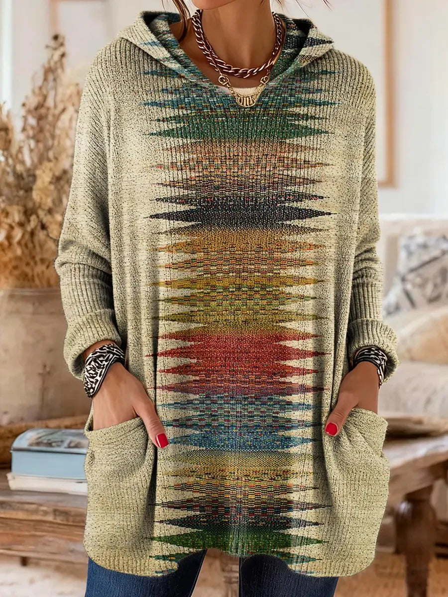 Elegancki i wygodny sweter kaszmirowy ze wzorem w nieregularne, kolorowe, poziome paski, z kapturem i kieszeniami.