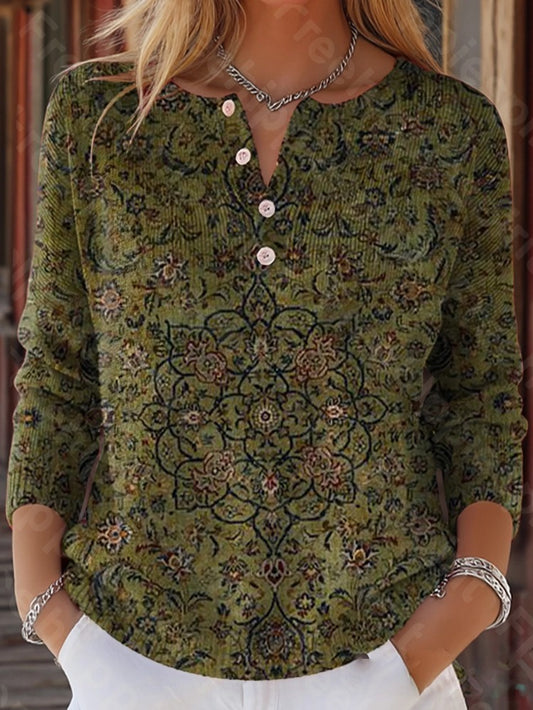 Elegancki i wygodny sweter w kolorze zielonej matcha, ozdobiony kwiatowym nadrukiem i półotwartym kołnierzykiem.