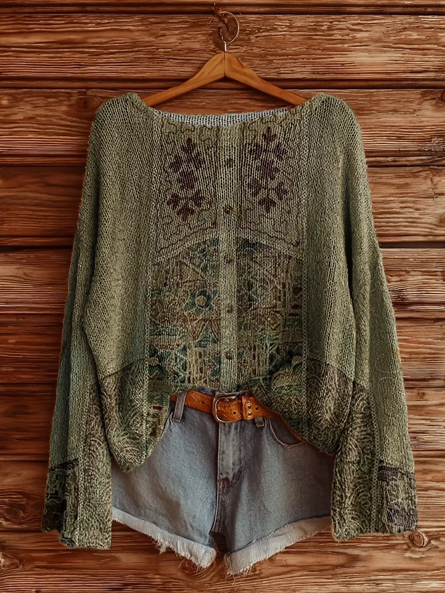 Elegancki i wygodny sweter z długim rękawem i okrągłym dekoltem w kolorze zielonej matcha, ozdobiony ciemnym kwiatowym nadrukiem.