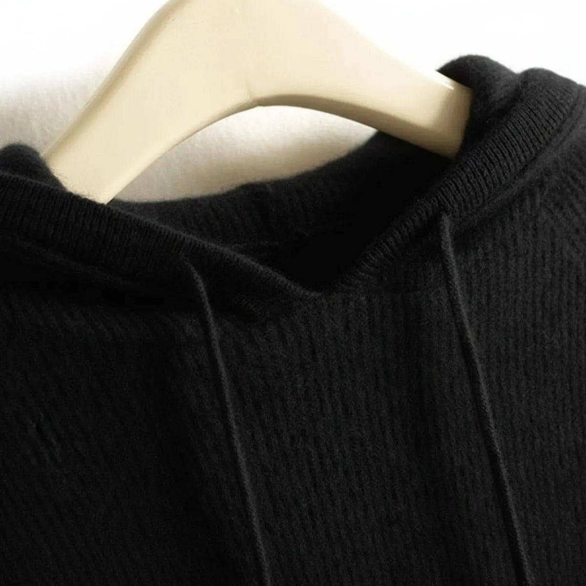 Ten jednolity sweter ma kaptur, jest miękki w dotyku oraz wygodny i elegancki.