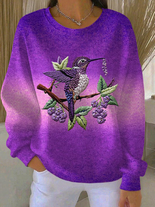 Elegancki i wygodny fioletowy sweter z okrągłym dekoltem ozdobiony wzorem kolibra, ciepły i uniwersalny.
