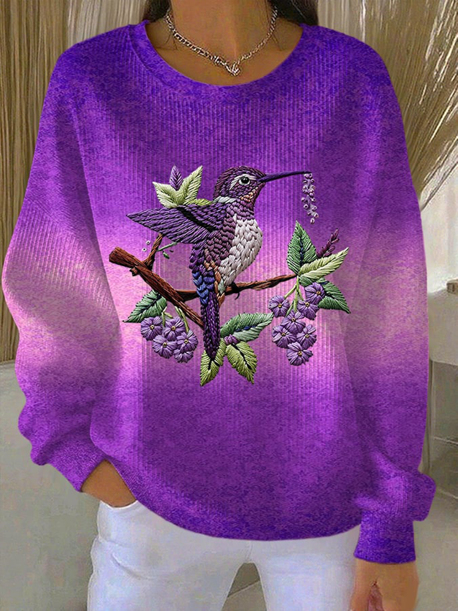 Elegancki i wygodny fioletowy sweter z okrągłym dekoltem ozdobiony wzorem kolibra, ciepły i uniwersalny.