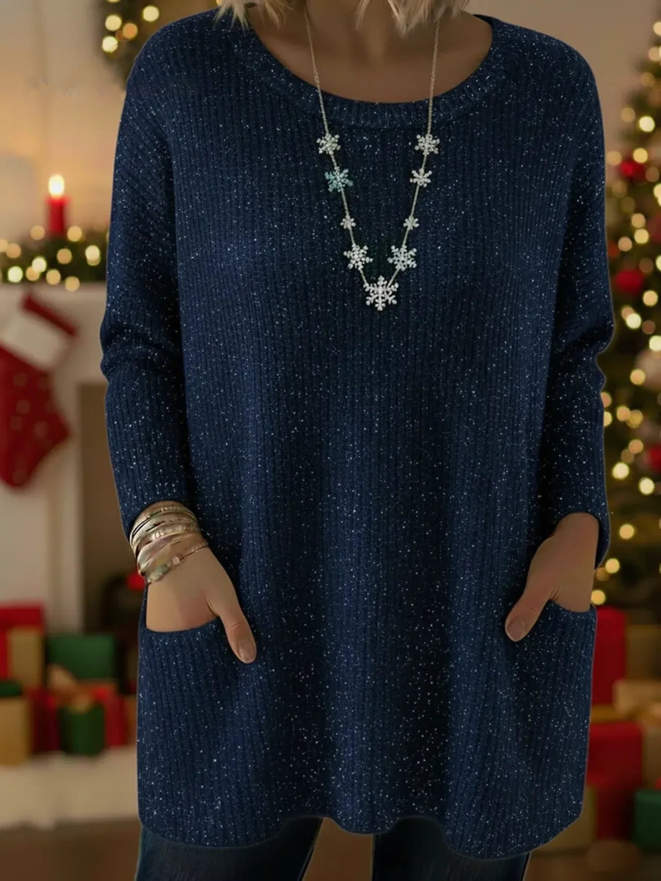 Elegancki i wygodny sweter z kaszmiru w jednolitym kolorze, z okrągłym dekoltem, ozdobiony połyskującym wzorem w gwiazdy i wyposażony w kieszenie.