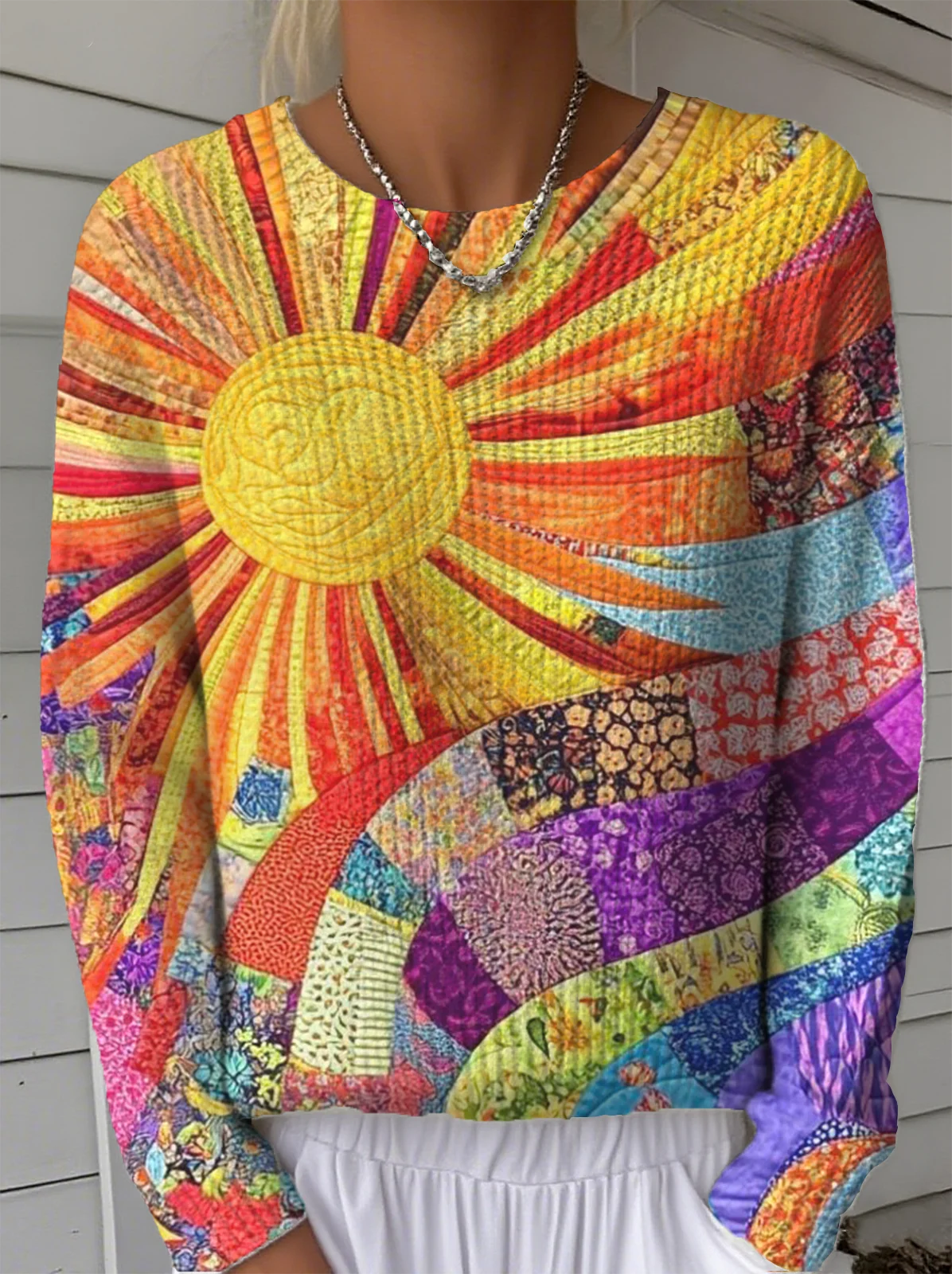 Elegancki i wygodny sweter z okrągłym dekoltem wyróżnia się żywym, blokowym wzorem kolorystycznym, dzięki czemu jest ciepły i uniwersalny.