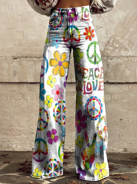 Te damskie, luźne, jasnoniebieskie jeansy z prostymi nogawkami wyróżniają się wyrazistym kwiatowym nadrukiem i kieszeniami.