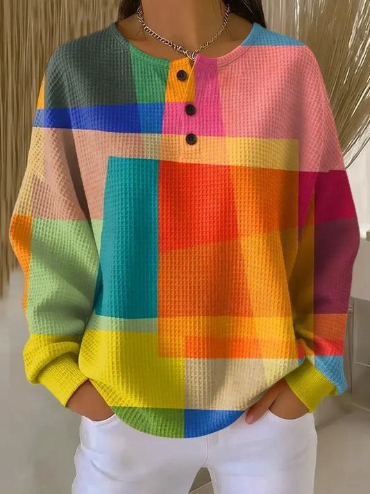 Ten elegancki i wygodny sweter kaszmirowy wyróżnia się nieregularnym, geometrycznym wzorem w blokach kolorystycznych i półotwartym kołnierzem.