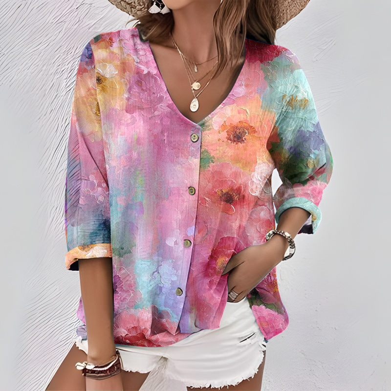 Elegancka i wygodna koszula z dekoltem w serek, fioletowym nadrukiem tie-dye, rękawami o długości 3/4 i zapięciem na guziki.