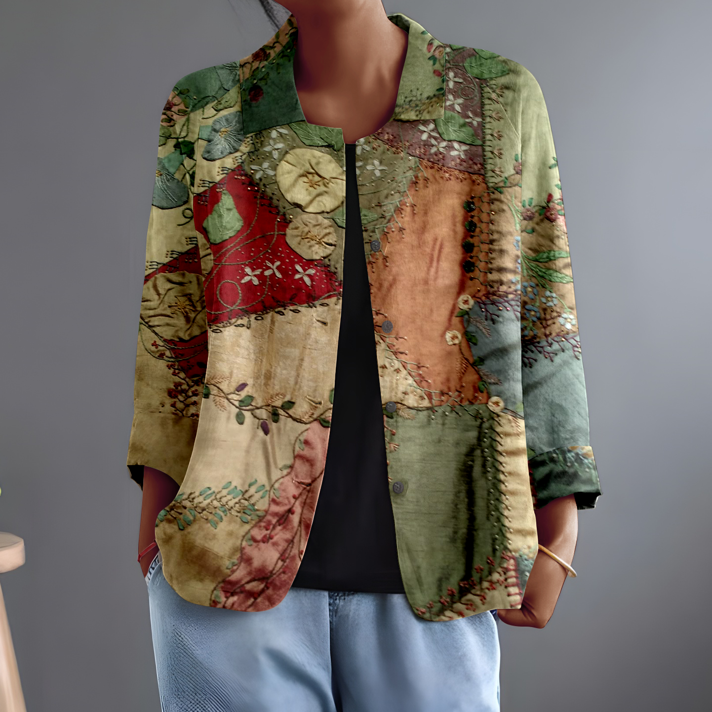 Ta elegancka i wygodna koszula z długim rękawem, wykonana w stylu patchworku, wyróżnia się kontrastowymi wzorami i kwiatowymi nadrukami, dzięki czemu jest uniwersalna i stylowa.