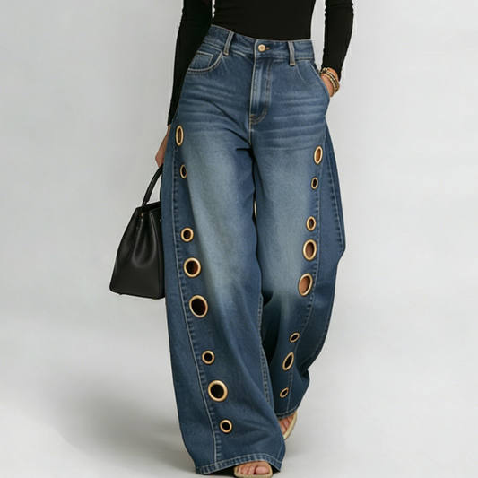 Eleganckie i wygodne jeansy z prostymi nogawkami, ozdobione metalowymi pierścieniami po bokach i wyposażone w kieszenie.