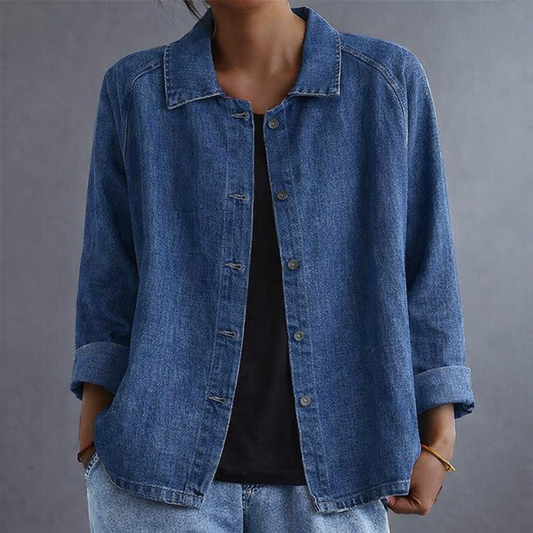 Ta elegancka i wygodna niebieska koszula dżinsowa z długim rękawem doskonale nadaje się do noszenia na co dzień, jest uniwersalna i stylowa.