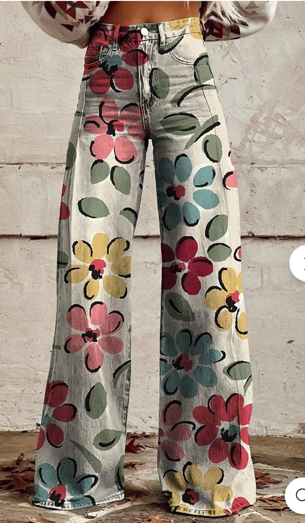 Eleganckie i wygodne szare jeansy z prostą nogawką, ozdobione jaskrawym wzorem kwiatowym i wyposażone w kieszenie.