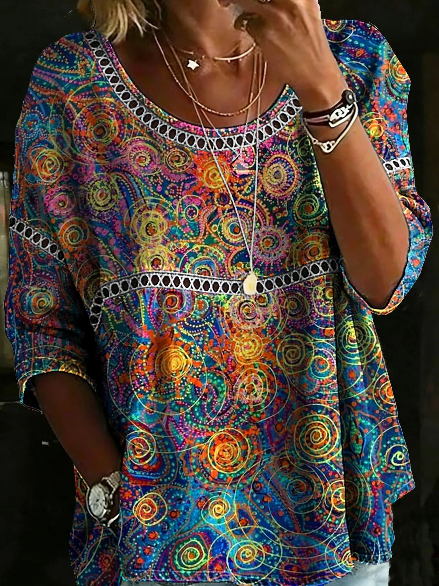 Luźna i wygodna koszula damska z okrągłym dekoltem i prostym nadrukiem przedstawiającym rysunek liniowy.