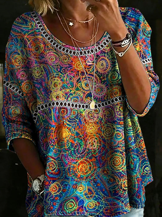 Luźna i wygodna koszula damska z okrągłym dekoltem i prostym nadrukiem przedstawiającym rysunek liniowy.