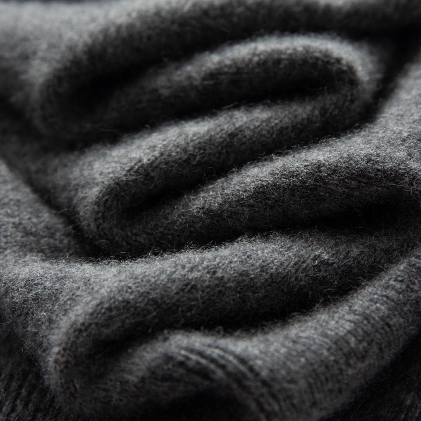 Elegancki i wygodny dwuczęściowy kardigan w jednolitym kolorze z kontrastującymi dzianinowymi falbankami przy kołnierzu i mankietach.