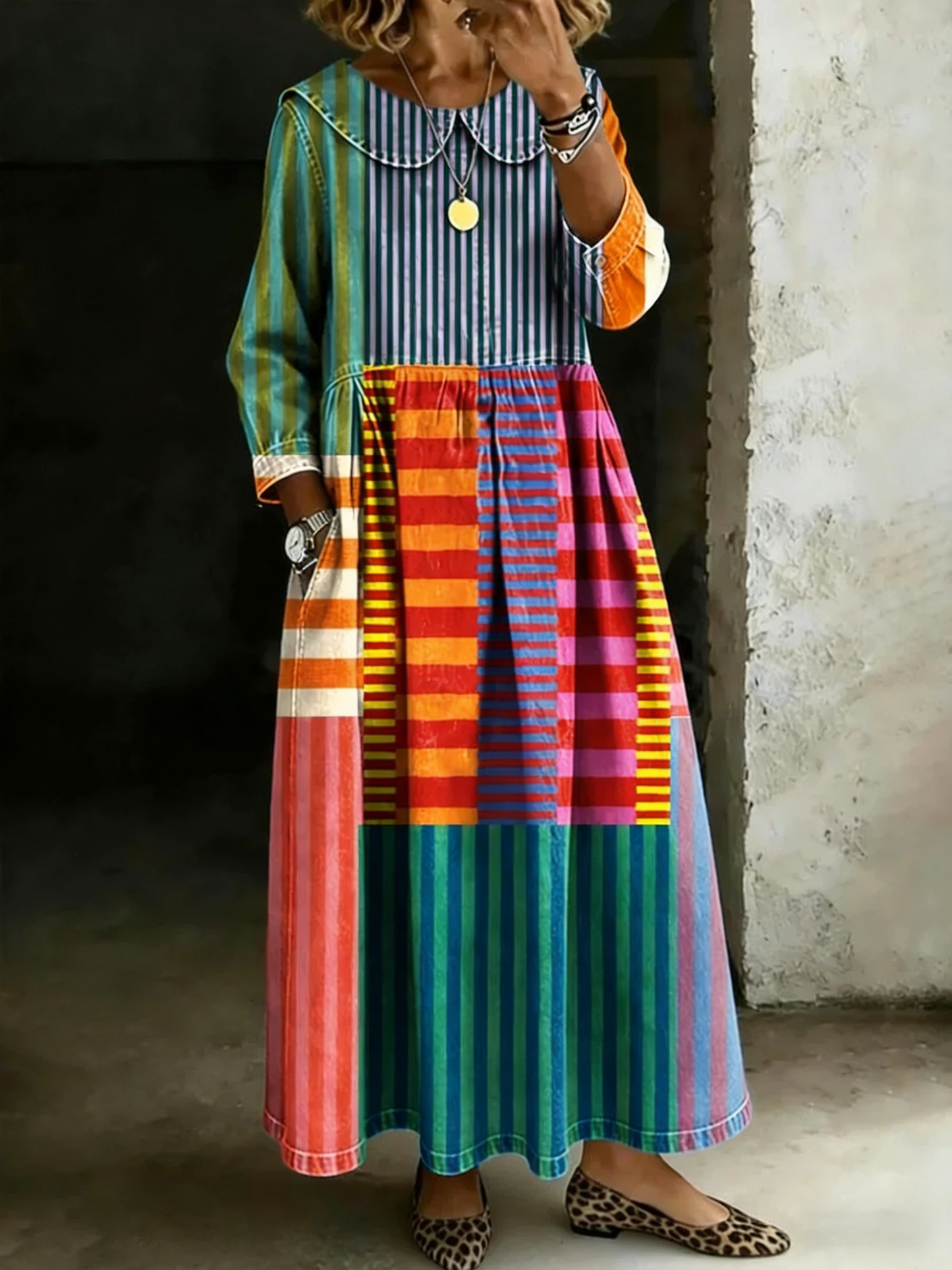 Ta luźna, wygodna sukienka jeansowa z kołnierzykiem została wykonana z mieszanki bawełny i lnu. Wyróżnia się kolorowym, nieregularnym, geometrycznym nadrukiem.