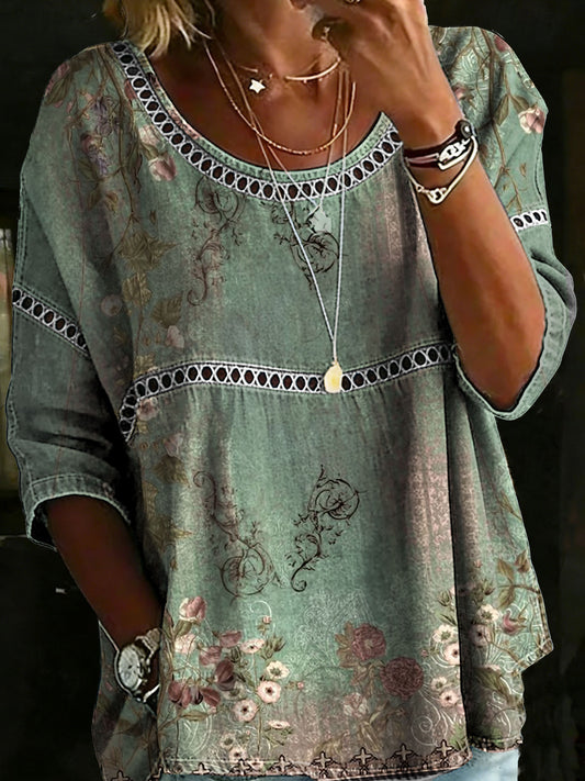 Luźna, wygodna zielona koszula z kwiatowym nadrukiem i okrągłym dekoltem.