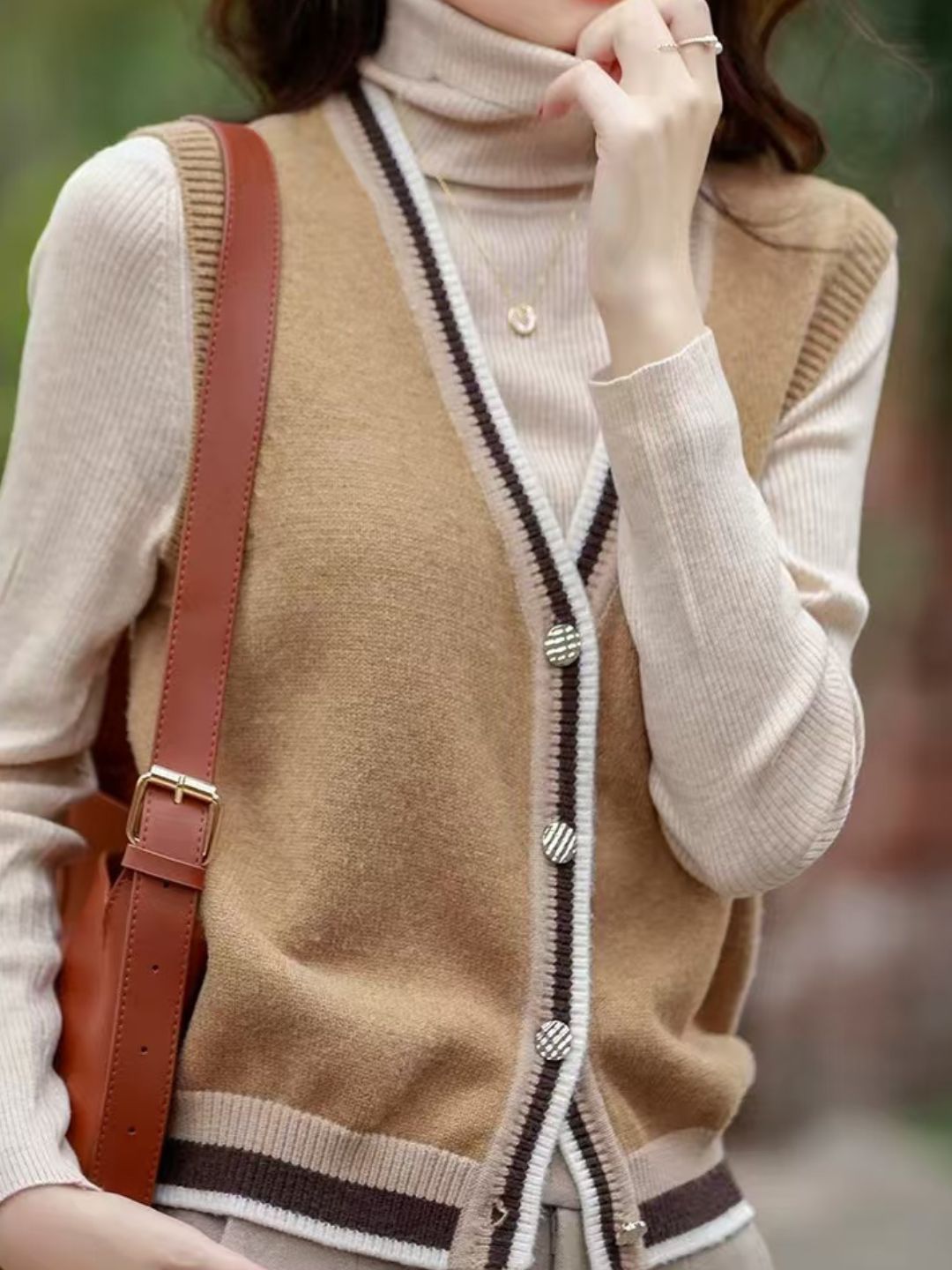 Elegancki i wygodny sweter bez rękawów o luźnym kroju w stylu retro, dostępny w różnych kolorach.