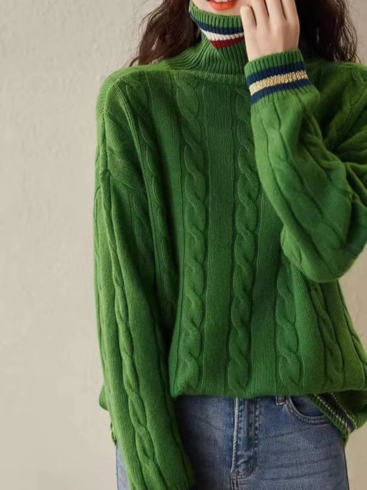 Elegancki i wygodny golf w jednolitym kolorze z poziomymi paskami przy dekolcie i mankietach.